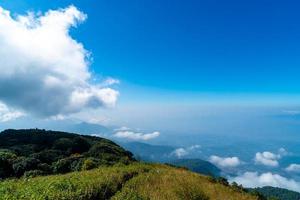 belle couche de montagne avec nuages et ciel bleu à kew mae pan nature trail à chiang mai, thaïlande