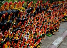 nombreuses poulet statues dans un de la Thaïlande sacré des sites. photo