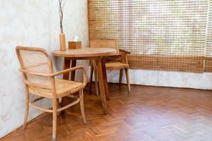 table et chaise vides dans un café-restaurant et un café-restaurant photo