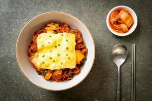 riz frit au kimchi avec porc et fromage garni - style cuisine asiatique et fusion photo