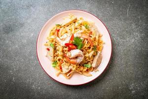 salade de nouilles instantanées épicées aux crevettes - style thaï photo