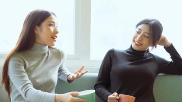 femmes asiatiques discutant par la fenêtre photo