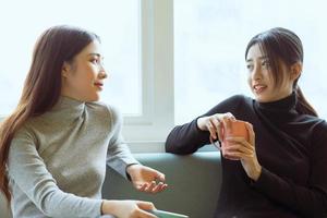 femmes asiatiques discutant par la fenêtre photo