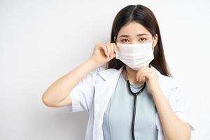femme médecin demandant de porter un masque correctement photo