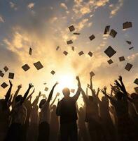 silhouettes de gens lancement leur diplôme casquettes à le ciel à lever du soleil, monde élèves journée images photo