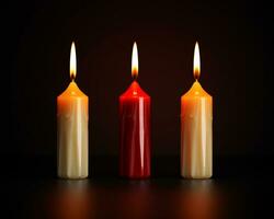 Trois rouge bougies asseoir dans une rangée près une noir arrière-plan, diwali Stock images, réaliste Stock Photos