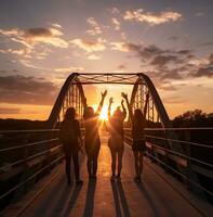 quatre copains sont élevage leur bras dans le air à coucher de soleil, esprit d'aventure Voyage Stock images, Voyage Stock Photos esprit d'aventure