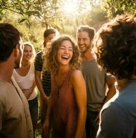 le fille est permanent dans le centre de le Cadre entouré par sa famille et amis, la nature Stock photo