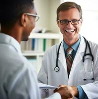 une fermer portrait de une médecin et une patient tremblement mains, médical Stock images photo