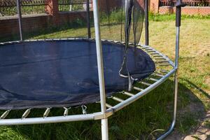 photo de noir trampoline avec métal ressorts sur