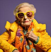 un personnes âgées Dame dans une Jaune veste et des lunettes de soleil posant pour le caméra, moderne vieillissement Stock images, ai généré vieillissement images photo