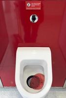 Ne buvez pas un panneau d'avertissement dans les toilettes publiques de l'aéroport, Paris, France