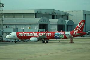 Bangkok, Thaïlande sur juillet 9, 2023. air Asie avion sur le tablier de Don mueang international aéroport. photo