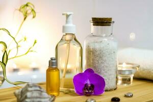 spa-beauté salon, bien-être centre. spa traitement aromathérapie pour une femme corps dans le salle de bains avec bougies, huiles et sel. photo