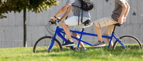 Deux hommes en tandem à travers le parc de Madrid Rio, Madrid, Espagne photo