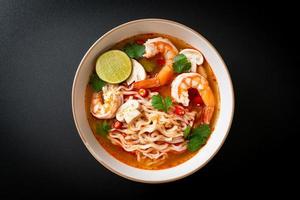 nouilles instantanées ramen dans une soupe épicée aux crevettes, ou tom yum kung - style cuisine asiatique