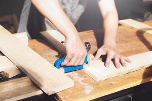 menuiserie d'entrepreneur tenant une agrafeuse pour assembler les pièces de bois comme le client l'a commandé. photo