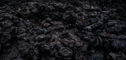 le lave surface refroidit et durcit dans Roche touffes de foncé noir lave photo
