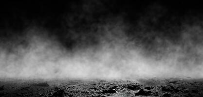 le sol fumée dans le foncé foncé terre Contexte fissuré sol effrayant photo