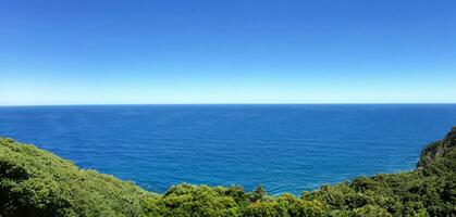 haute angle vue de littoral et collines calme mer photo