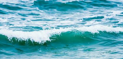 Contexte de océan vagues s'écraser sur le plage l'eau vagues ondulation dans vaporisateur l'eau éclaboussure clair l'eau l'eau feuille texture 3d illustration photo