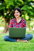 les femmes asiatiques sourient joyeusement et ordinateur portable. travail en ligne communication en ligne messagerie apprentissage en ligne concept de communication en ligne photo
