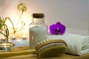 spa-beauté salon, bien-être centre. spa traitement aromathérapie pour une femme corps dans le salle de bains avec bougies, huiles et sel. photo