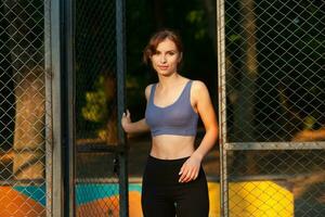 athlétique Jeune femme dans tenue de sport le jogging dans le parc. aptitude et en bonne santé mode de vie. portrait de une magnifique Jeune femme dans tenue de sport en plein air. sport aptitude modèle formation Extérieur photo