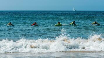 groupe de Jeune surfeurs à carcavelos plage près Lisbonne, le Portugal pendant une été journée photo