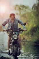femme portant jeans collection équitation enduro moto traversée peu profond l'eau Piste photo