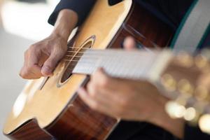 gros plan main jouant de la guitare acoustique attraper des accords de guitare photo