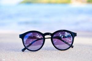 les lunettes de soleil sont sur la plage photo