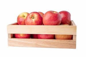 pomme dans une boîte en bois isoler sur fond blanc avec un tracé de détourage. photo