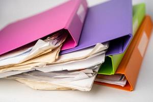 Pile de reliure de dossier de fichiers de plusieurs couleurs sur une table au bureau. photo