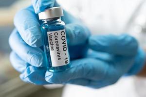 développement d'un vaccin contre le coronavirus covid-19 médical à l'usage des médecins pour traiter les patients malades à l'hôpital. photo