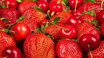 cerise douce et fraises sur fond rouge libre photo