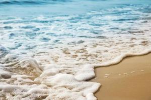vague douce sur la plage de sable photo