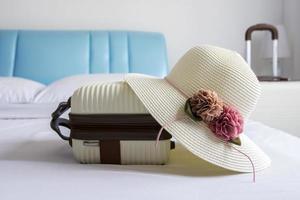 chapeau et bagages sur le lit dans la chambre photo