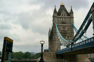 faible angle vue de central Londres ville à rivière Tamise et la tour Londres pont pendant une nuageux journée de juin 18ème, 2023. Londres, Angleterre, uni Royaume, génial Bretagne visite. photo