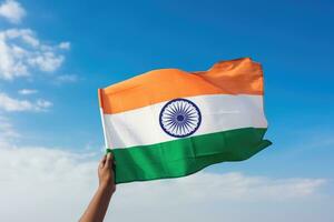 main en portant Indien drapeau sur bleu ciel arrière-plan, indépendance journée concept, proche en haut homme main en portant Inde drapeau sur le bleu ciel arrière-plan, ai généré photo