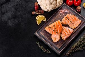 Savoureux poisson rouge frais omble chevalier cuit sur un gril photo