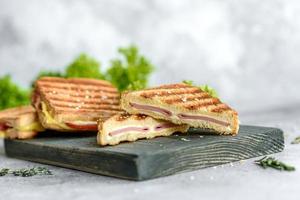 délicieux toasts grillés frais avec du fromage et du jambon photo