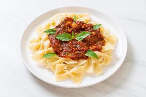 pâtes farfalle au basilic et à l'ail en sauce tomate - sauce italienne photo