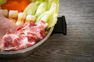 soupe noire sukiyaki ou shabu hot pot avec de la viande crue et des légumes - style de cuisine japonaise photo