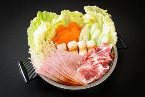 soupe noire sukiyaki ou shabu hot pot avec de la viande crue et des légumes - style de cuisine japonaise