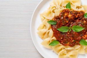 pâtes farfalle au basilic et à l'ail en sauce tomate - sauce italienne photo