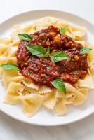 pâtes farfalle au basilic et à l'ail en sauce tomate - sauce italienne photo