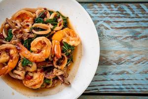 fruits de mer sautés de crevettes et calamars au basilic thaï - style cuisine asiatique