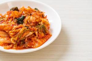 chou kimchi sur plaque photo