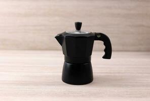 noir moka pot sur marron en bois table photo